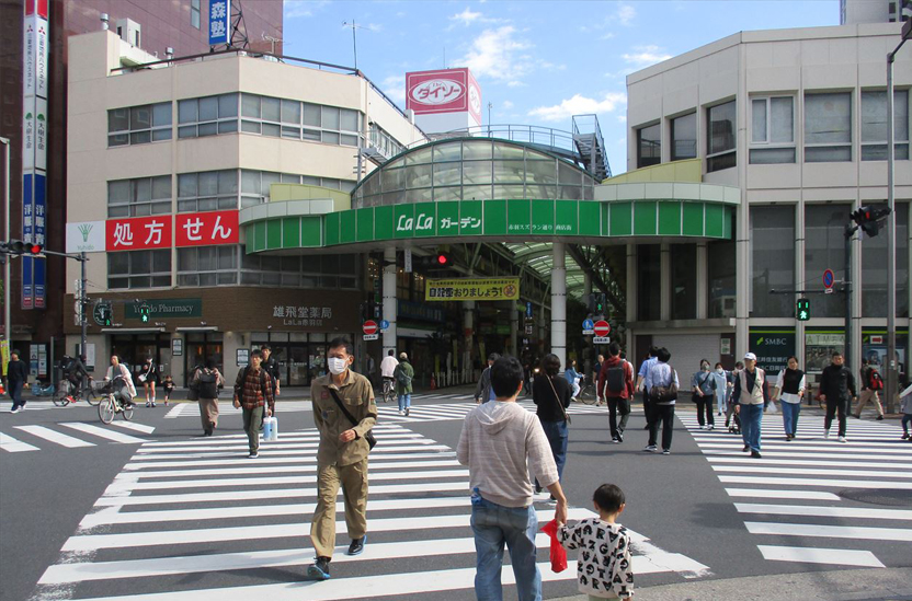 もう一つの最寄り駅「赤羽駅」と物件の間には、地元住民に愛される商店街のアーケードも伸びています。